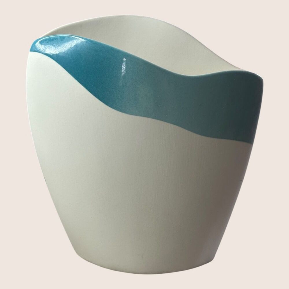 🏺 VTG 90s DECORATIVE ART VASE ANGLED ABSTRACT WAVY EDGED DIPPED TEAL CREAM